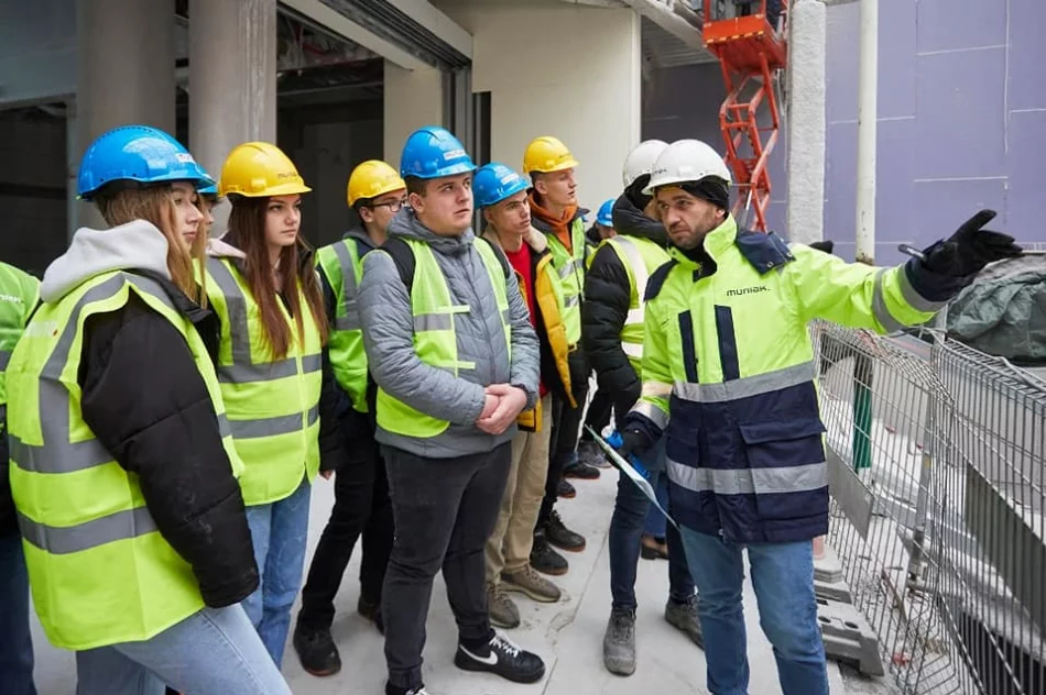 Wizyta na ogromnej budowie. Poznali realia pracy - zdjęcie 8