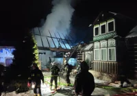 Pożar budynku gospodarczego i mieszkalnego - zdjęcie główne