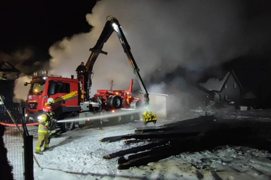 Pożar budynku gospodarczego i mieszkalnego - zdjęcie 8