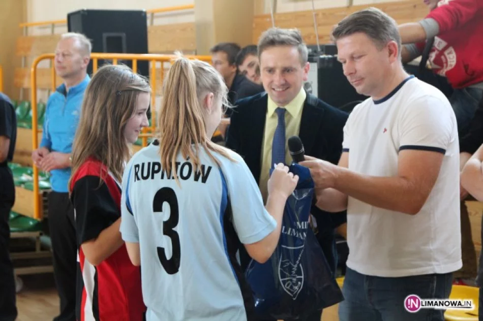 Gimnazjalistki z Pasierbca mistrzyniami Gminy Limanowa w Halowej Piłce Nożnej - zdjęcie 2