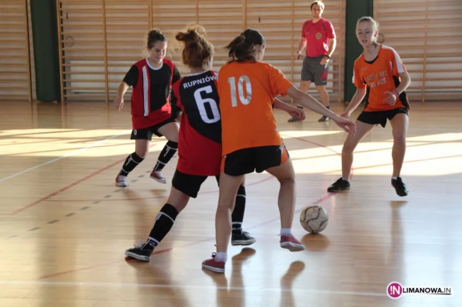 Gimnazjalistki z Pasierbca mistrzyniami Gminy Limanowa w Halowej Piłce Nożnej - zdjęcie 3