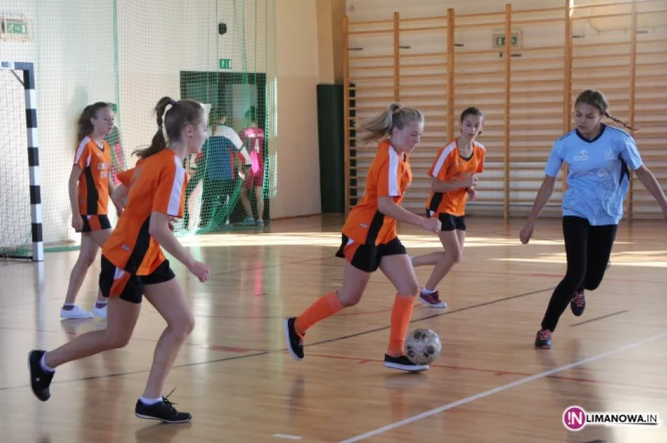 Gimnazjalistki z Pasierbca mistrzyniami Gminy Limanowa w Halowej Piłce Nożnej - zdjęcie 4