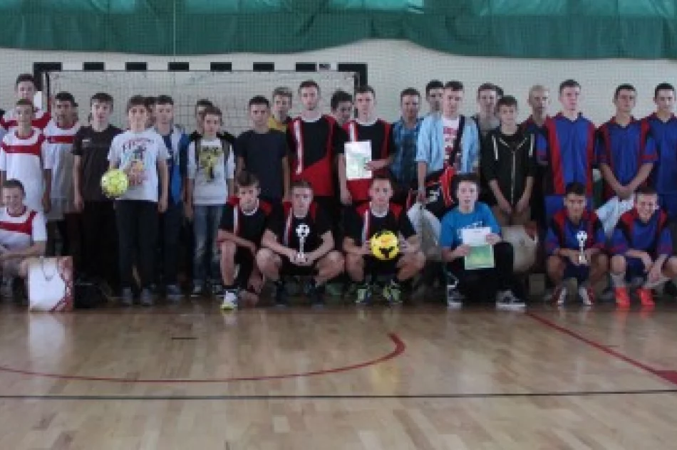 Gimnazjum w Rupniowie triumfuje w Halowej Piłce Nożnej Chłopców - zdjęcie 2