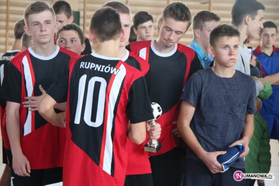 Gimnazjum w Rupniowie triumfuje w Halowej Piłce Nożnej Chłopców - zdjęcie 3