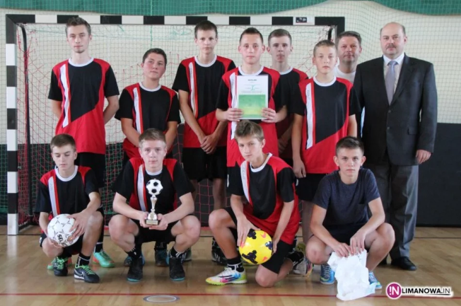 Gimnazjum w Rupniowie triumfuje w Halowej Piłce Nożnej Chłopców - zdjęcie 4