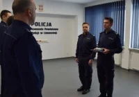 Dzielnicowy z okolicznościowym listem od komendanta głównego - zdjęcie główne