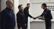 Dzielnicowy z okolicznościowym listem od komendanta głównego - zdjęcie 2