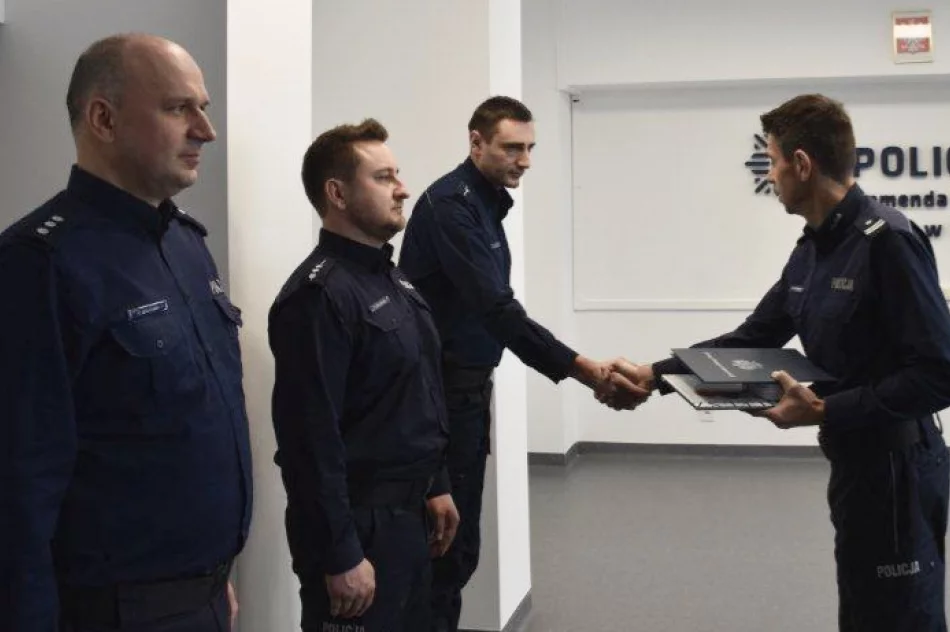 Dzielnicowy z okolicznościowym listem od komendanta głównego - zdjęcie 2