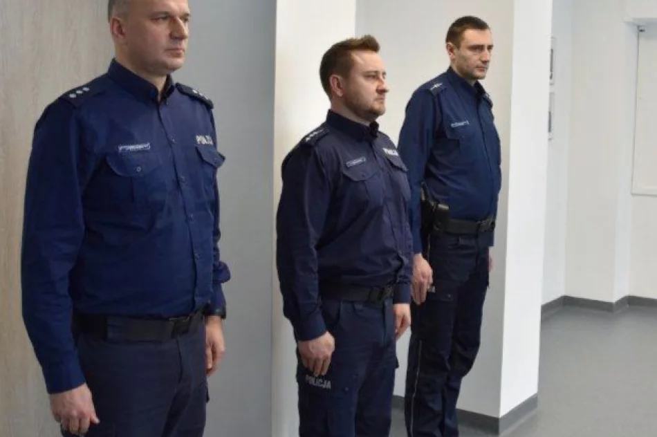 Dzielnicowy z okolicznościowym listem od komendanta głównego - zdjęcie 3