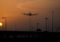 Pasażer oddał mocz na drzwi samolotu, został wpisany na czarną listę - zdjęcie główne