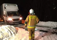 Samochód stoczył się i zatrzymał nad przepaścią - zdjęcie główne