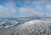 ​“Epickie widoki”. Zimowy Beskid Wyspowy z perspektywy paralotniarzy - zdjęcie główne