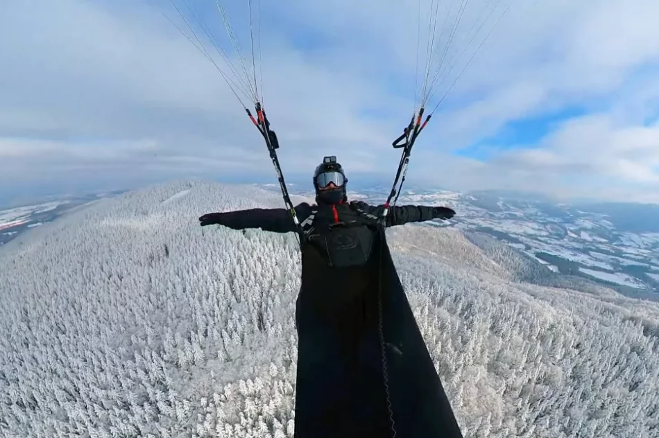 ​“Epickie widoki”. Zimowy Beskid Wyspowy z perspektywy paralotniarzy - zdjęcie 7