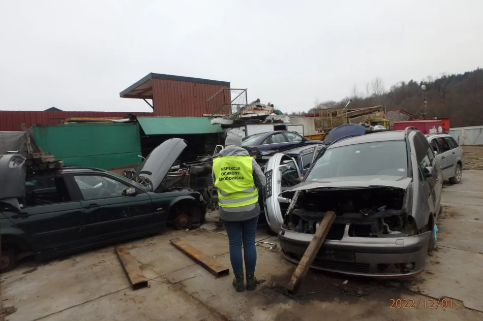 ​Nielegalny demontaż pojazdów? Odpady spalano - zdjęcie 3