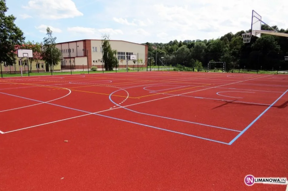 Otwarcie nowego boiska wielofunkcyjnego przy ZSS Nr 2 w Limanowej - zdjęcie 3