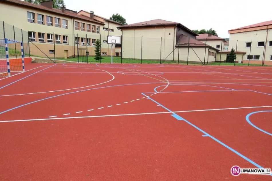 Otwarcie nowego boiska wielofunkcyjnego przy ZSS nr 3 w Limanowej - zdjęcie 2