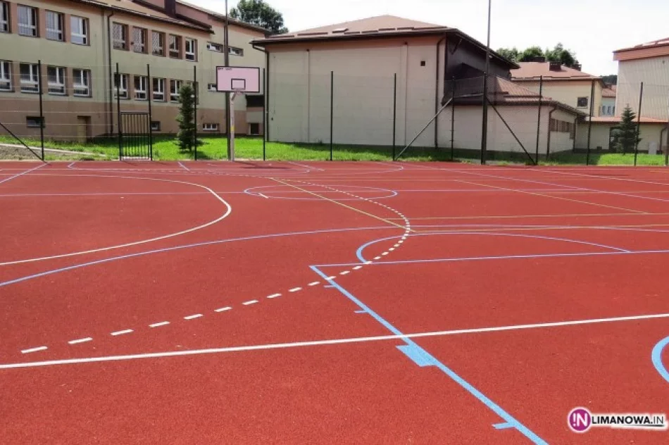 Otwarcie nowego boiska wielofunkcyjnego przy ZSS nr 3 w Limanowej - zdjęcie 3