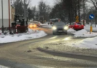 Śliskie drogi i opady śniegu mogą utrudniać jazdę kierowcom - zdjęcie główne