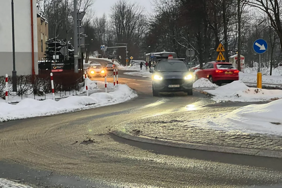 Śliskie drogi i opady śniegu mogą utrudniać jazdę kierowcom