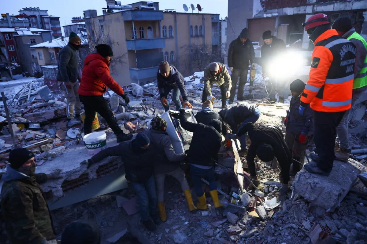 Turcja, Syria: liczba ofiar trzęsienia ziemi przekroczyła 11 tys.; maleją szanse na odnalezienie ocalałych