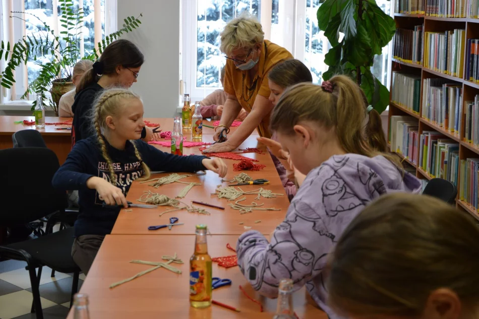 Ferie spędzili w bibliotece - zdjęcie 11
