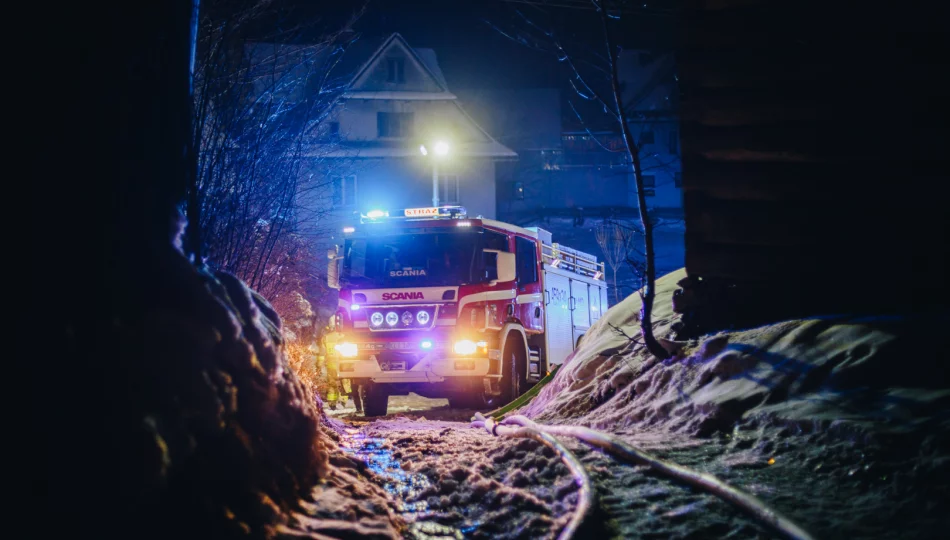 Pożar drewnianego domu. Akcję utrudnia problematyczny dojazd - zdjęcie 1