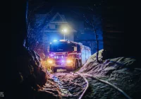 Pożar drewnianego domu. Akcję utrudnia problematyczny dojazd - zdjęcie główne