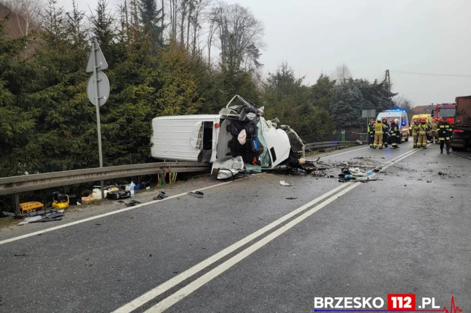 Zderzenie busów z samochodem ciężarowym, dwie osoby zginęły. Wstępne ustalenia policji - zdjęcie 4