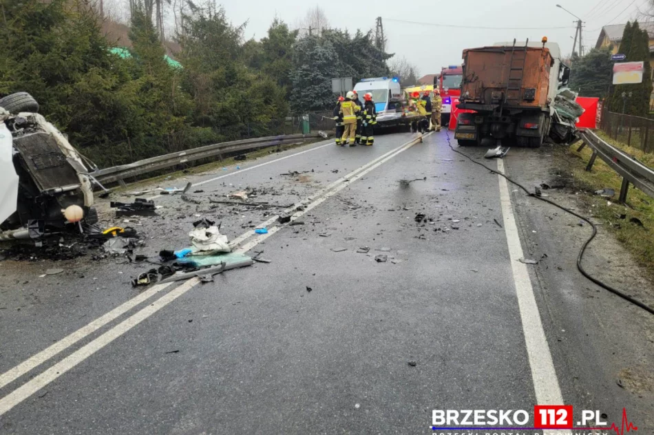 Zderzenie busów z samochodem ciężarowym, dwie osoby zginęły. Wstępne ustalenia policji - zdjęcie 5