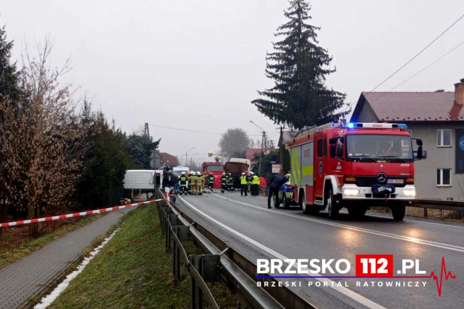 Zderzenie busów z samochodem ciężarowym, dwie osoby zginęły. Wstępne ustalenia policji - zdjęcie 6