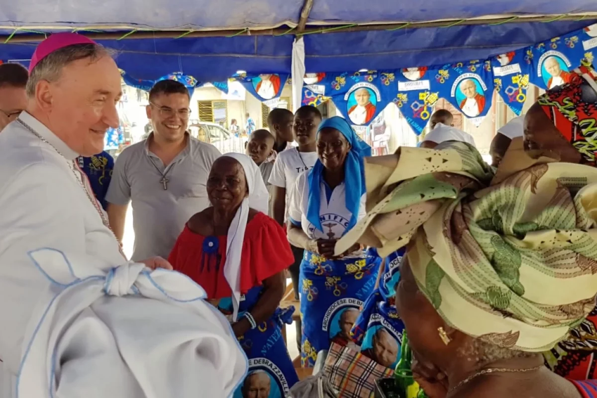 ​Filmowe raporty z afrykańskiej podróży limanowskiego biskupa