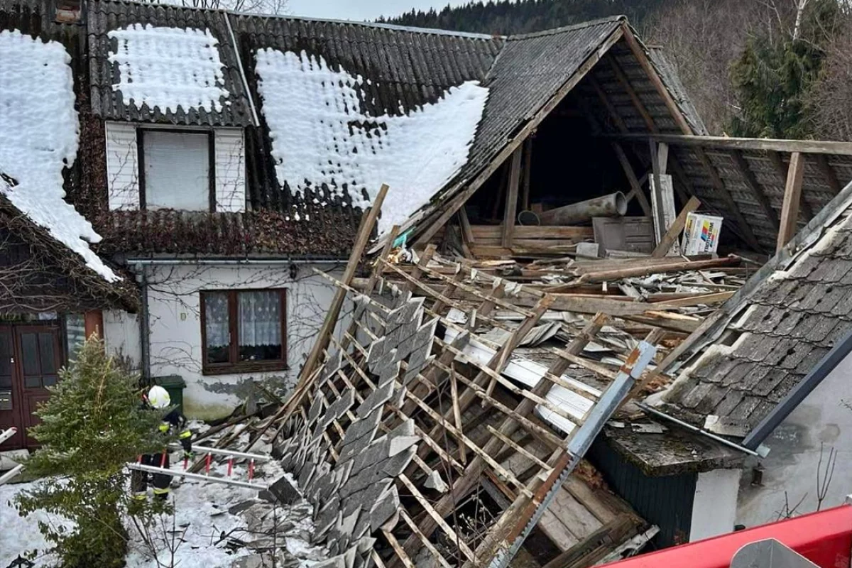 Zawalił się dach na budynku gospodarczym