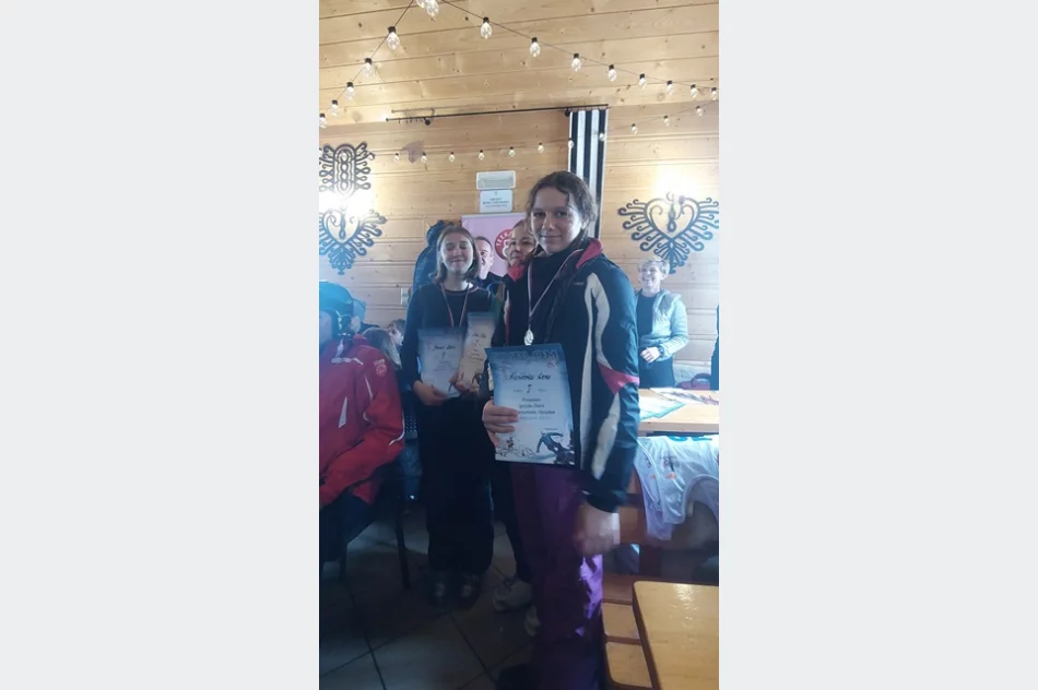 Sukces uczniów limanowskiej „Jedynki” na powiatowych zawodach SLALOM GIGANT w Kasinie Wielkiej - zdjęcie 3
