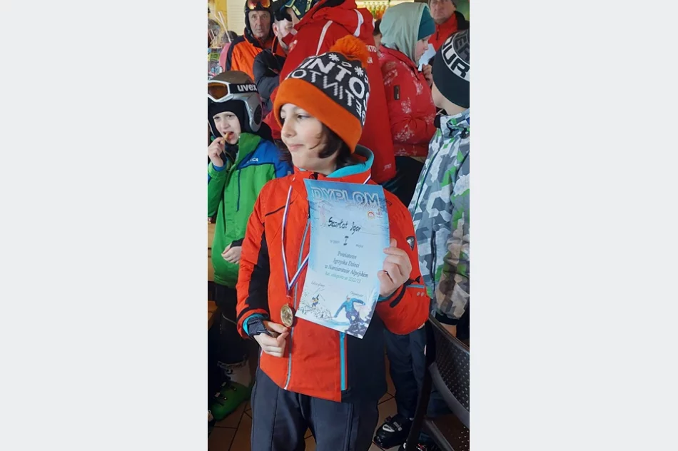 Sukces uczniów limanowskiej „Jedynki” na powiatowych zawodach SLALOM GIGANT w Kasinie Wielkiej - zdjęcie 4