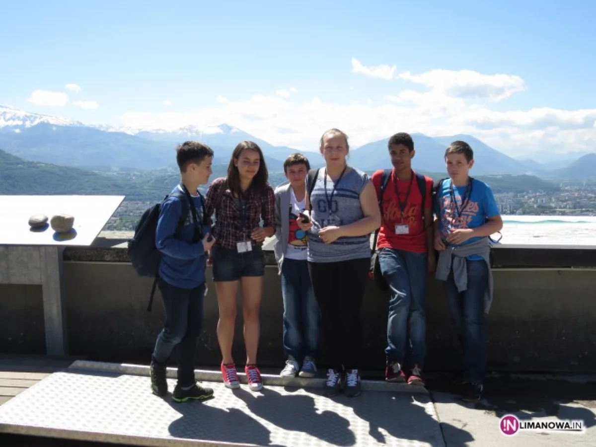 Uczniowie z ZS Nr 1  Starej Wsi  w rejonie malowniczych gór Alp