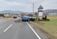 Zderzenie podczas wyprzedzania, auto uderzyło w kapliczkę - zdjęcie główne
