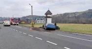 Zderzenie podczas wyprzedzania, auto uderzyło w kapliczkę - zdjęcie 2