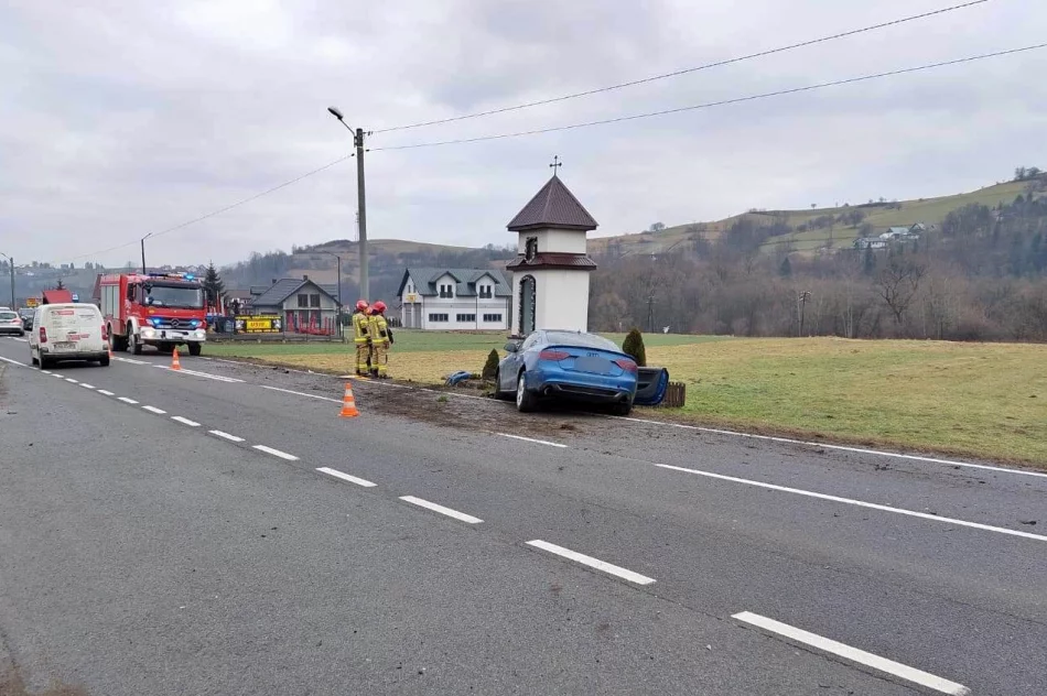 Zderzenie podczas wyprzedzania, auto uderzyło w kapliczkę - zdjęcie 2