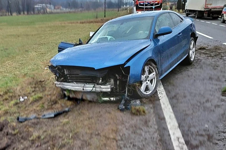 Zderzenie podczas wyprzedzania, auto uderzyło w kapliczkę - zdjęcie 3