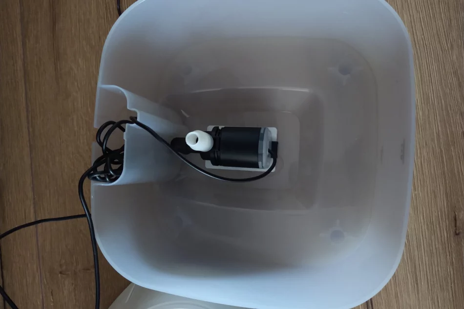 Fontanna/Poidełko dla kota - zdjęcie 2