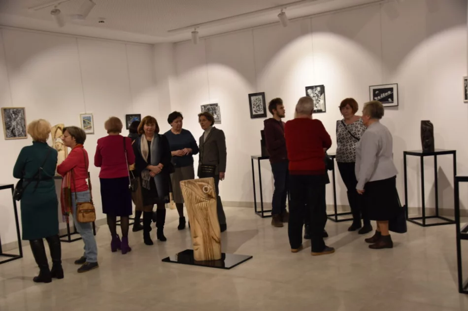 Wernisaż wystawy ,,SALOON NR 4 Dwa miesiące onkologii“Aleksandra Majerskiego - zdjęcie 8