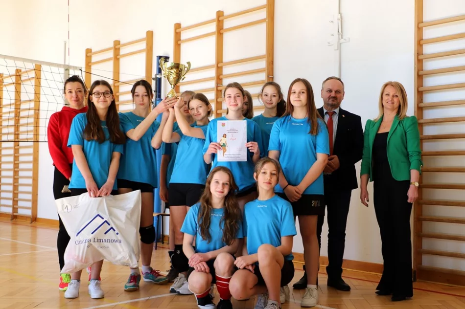 Mordarka broni tytuł Mistrzyń Gminy w Siatkówce Młodzieży - zdjęcie 12
