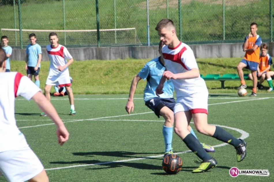 Gimnazjaliści z Mordarki zwycięzcami '6-tek' piłkarskich - zdjęcie 2