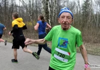 Najstarszy biegacz Edward Mucha - wystartował w Parkowej Koronie Biegów - zdjęcie główne