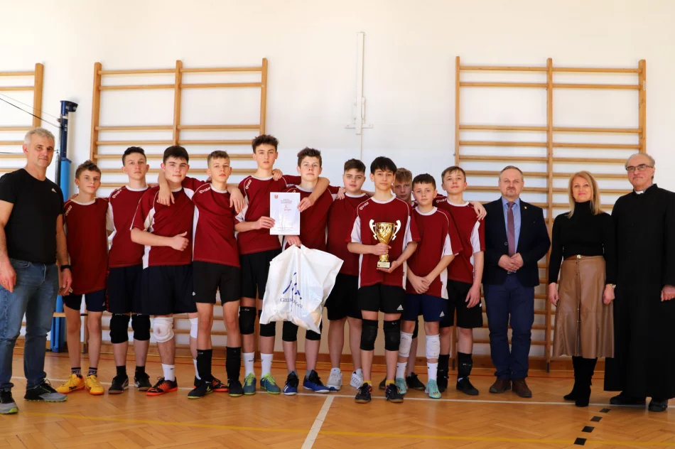 Chłopcy z Mordarki Mistrzami Gminy w Siatkówce Młodzieży - zdjęcie 4