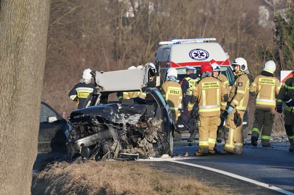 Czołowe zderzenie, jedna osoba ranna  - zdjęcie 4