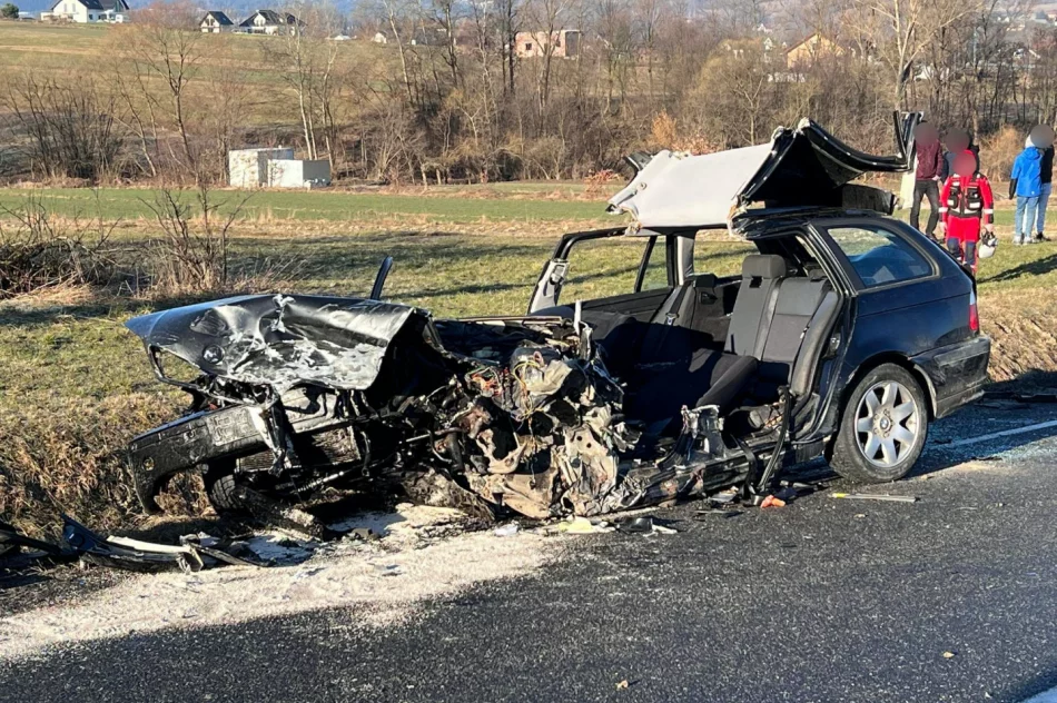 Czołowe zderzenie, jedna osoba ranna  - zdjęcie 5