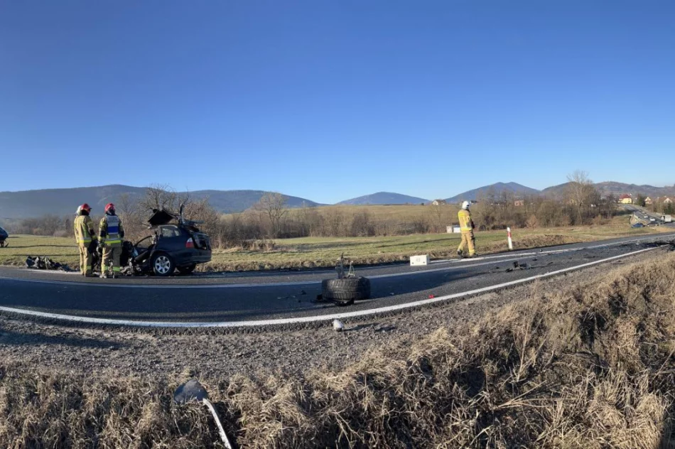 Czołowe zderzenie, jedna osoba ranna  - zdjęcie 13