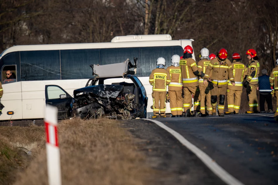 Czołowe zderzenie, jedna osoba ranna  - zdjęcie 14