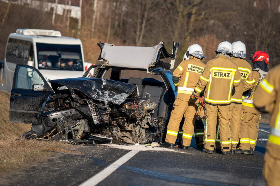 Czołowe zderzenie, jedna osoba ranna  - zdjęcie 16